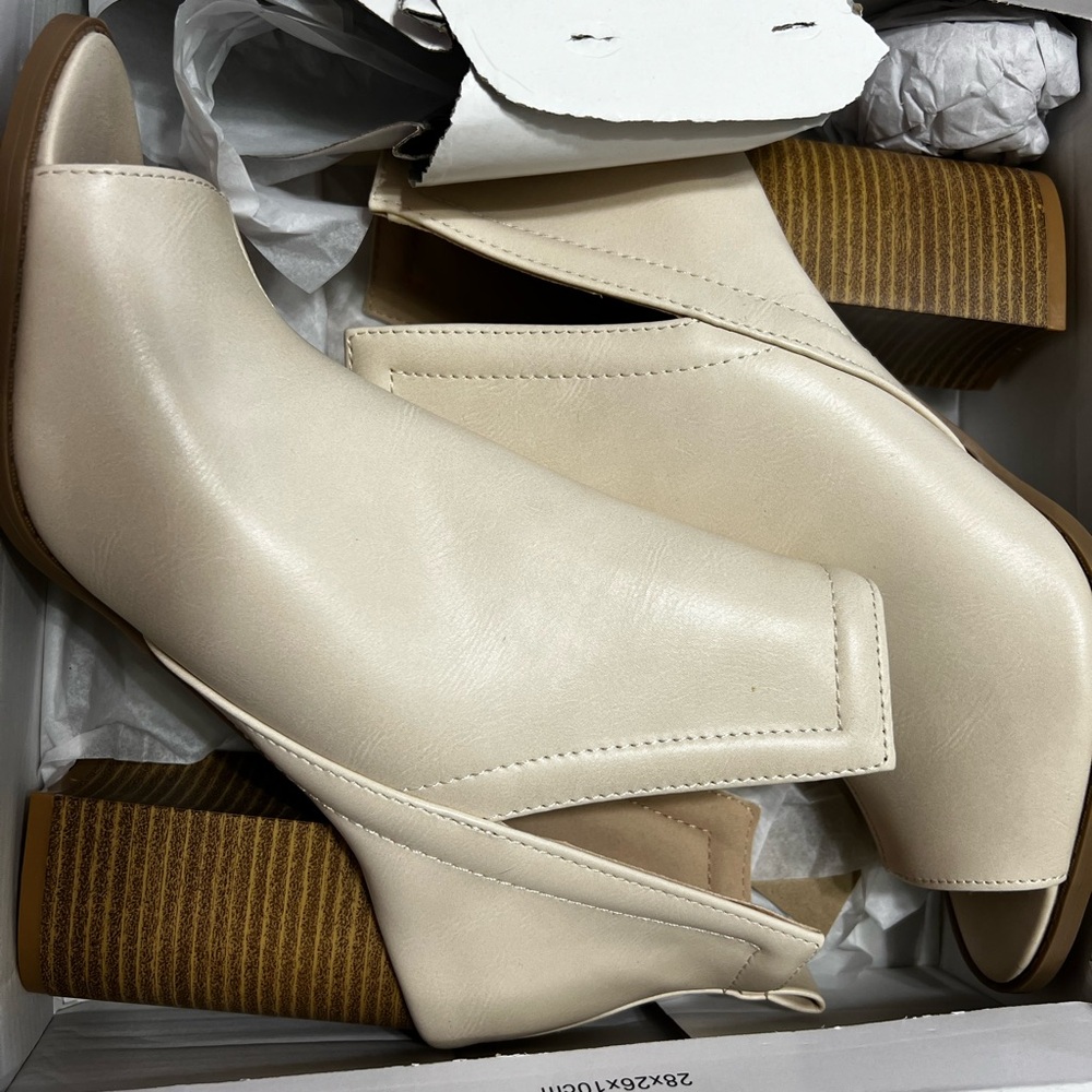 Pink lily open peep toe. In color bone  . Brand new in the box.